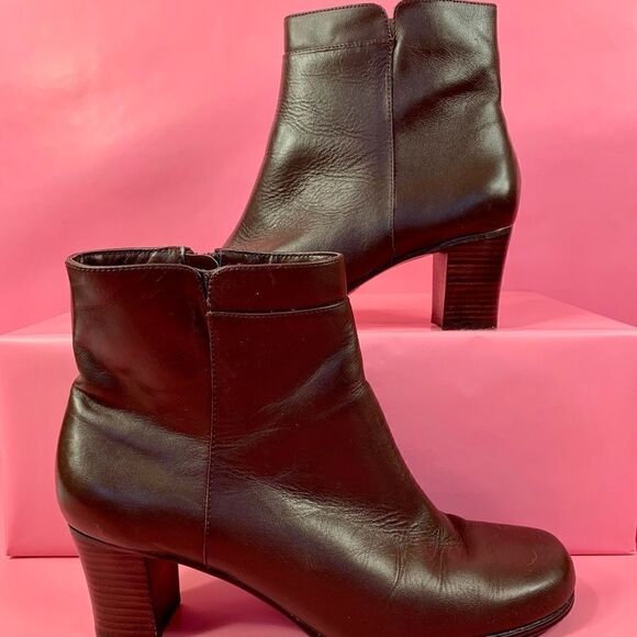 BROWN LEATHER ANKLE BOOTS SIZE 8.5 St. JOHN’s BAY - Picture 2 of 6